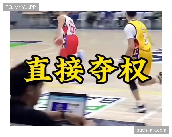 比赛中球员受伤倒地，裁判为何有时不停哨？规则拆解